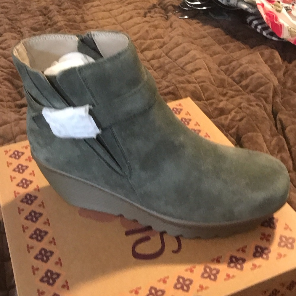 NEW ~ Skechers Women's Olive Wedge Boots - Picture 2 of 4